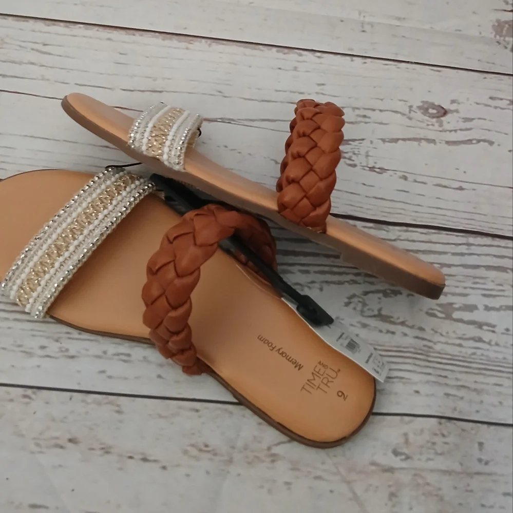 Time and Tru women's vinyl core 2 band sandals tan, metallic size 9 1/2
